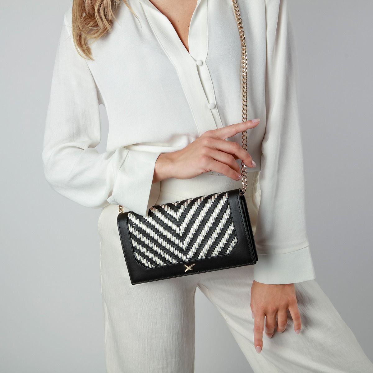 Mauboussin Pochette de soiree Une Femme dans la Ville Chevrons noir argent blanc