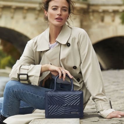 Belle Libre et Vraie Black tote bag