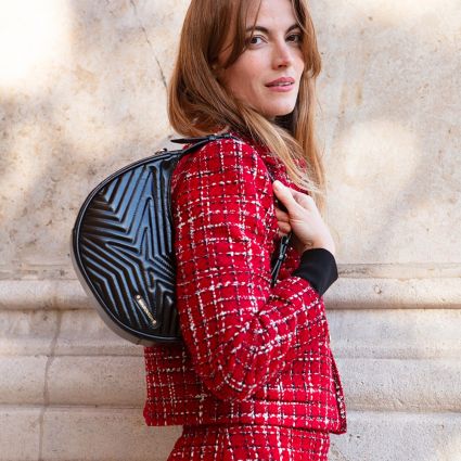 Sac demi-lune Une Princesse dans la Ville, cuir noir vernis