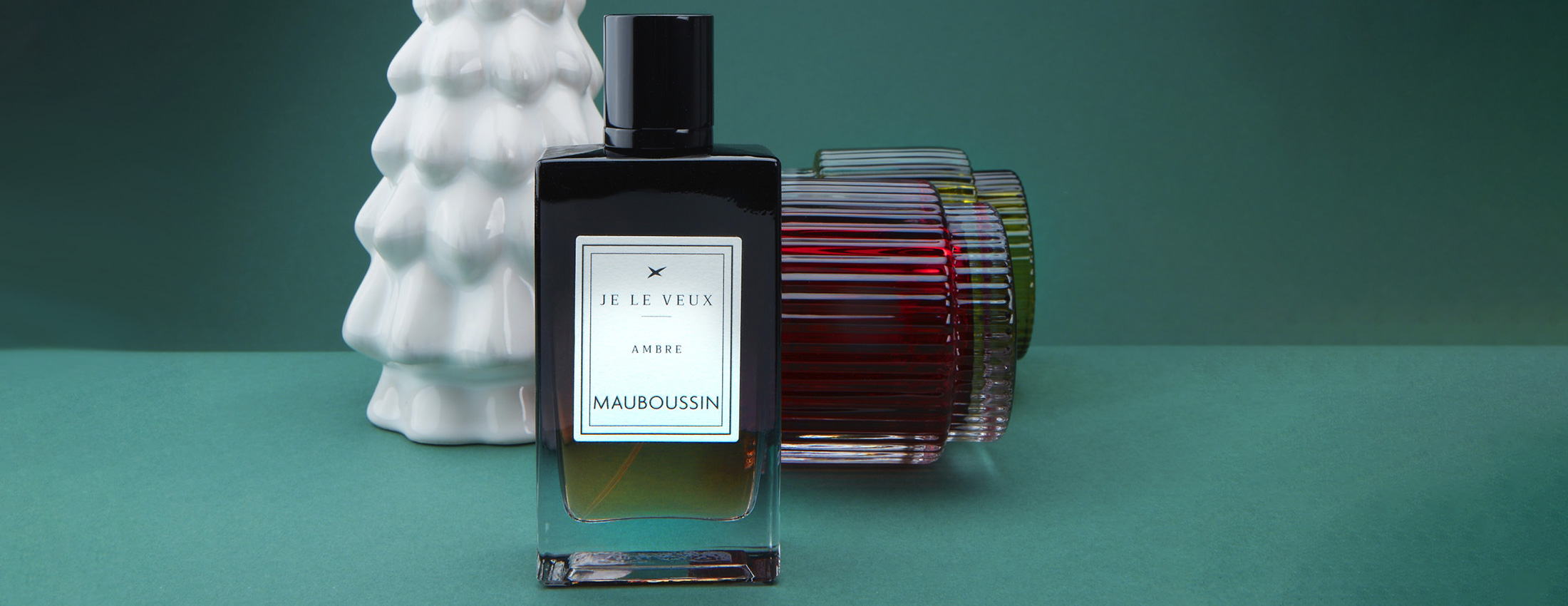 Flacon de parfum Mauboussin tenu dans les mains d&rsquo;une mannequin - Accessoires