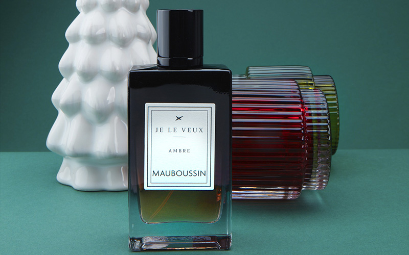 Flacon de parfum Mauboussin tenu dans les mains d&rsquo;une mannequin - Accessoires