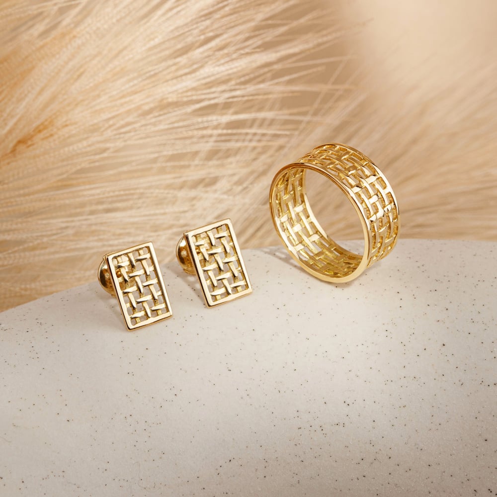 Bracelet, boucles d'oreille et collier Galerie Rue de Seine en or jaune avec plaque tissée de fils d'or portés par une mannequin