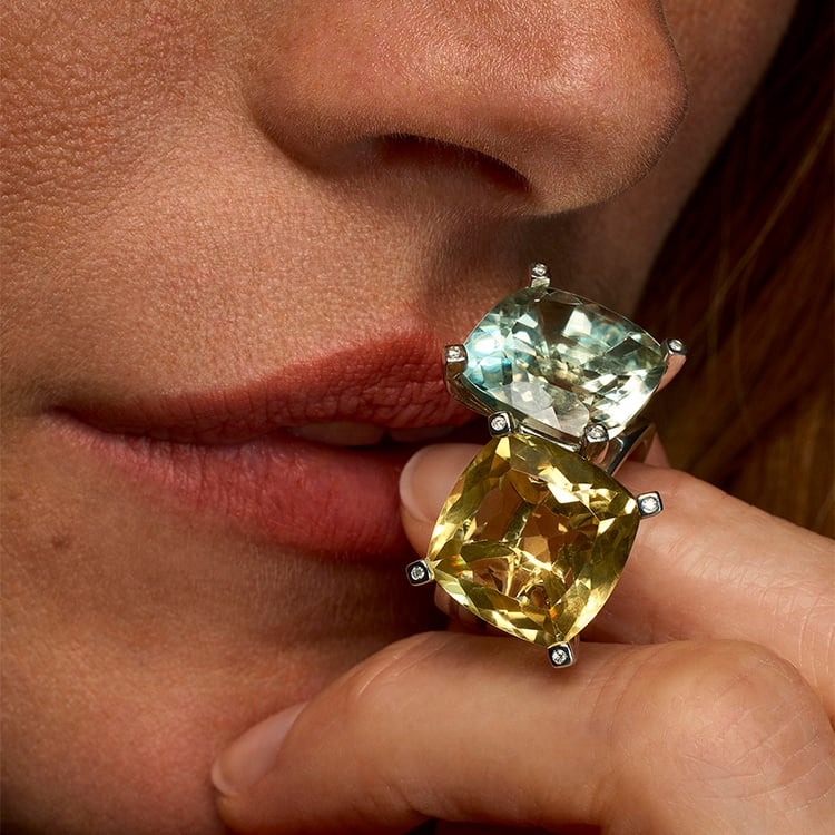 Bagues Belle comme le Vent de Mauboussin en argent 925 et améthyste verte et quartz lemon portées par une mannequin