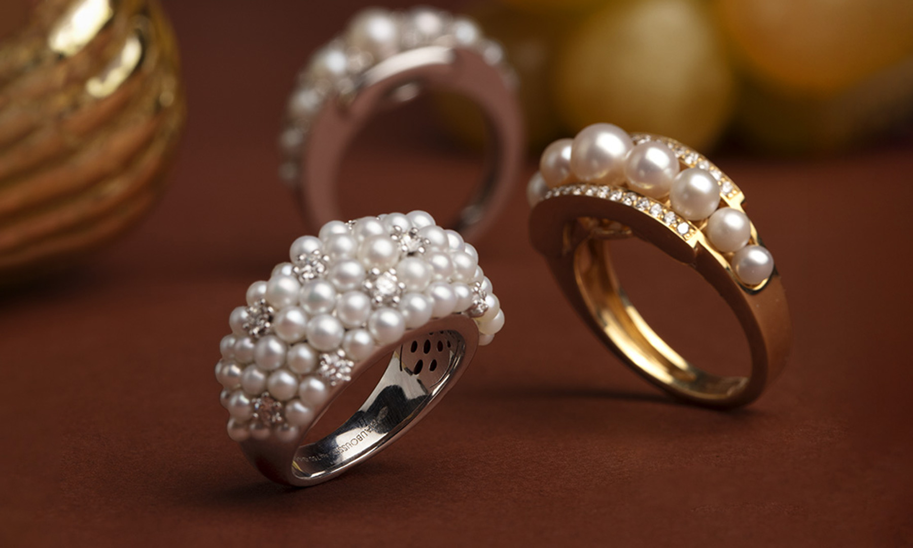 Bagues Mauboussin Une Escapade au Tremezzo scintillantes sous la lumi&egrave;re des bougies, des bagues d'exception en or et perles de culture