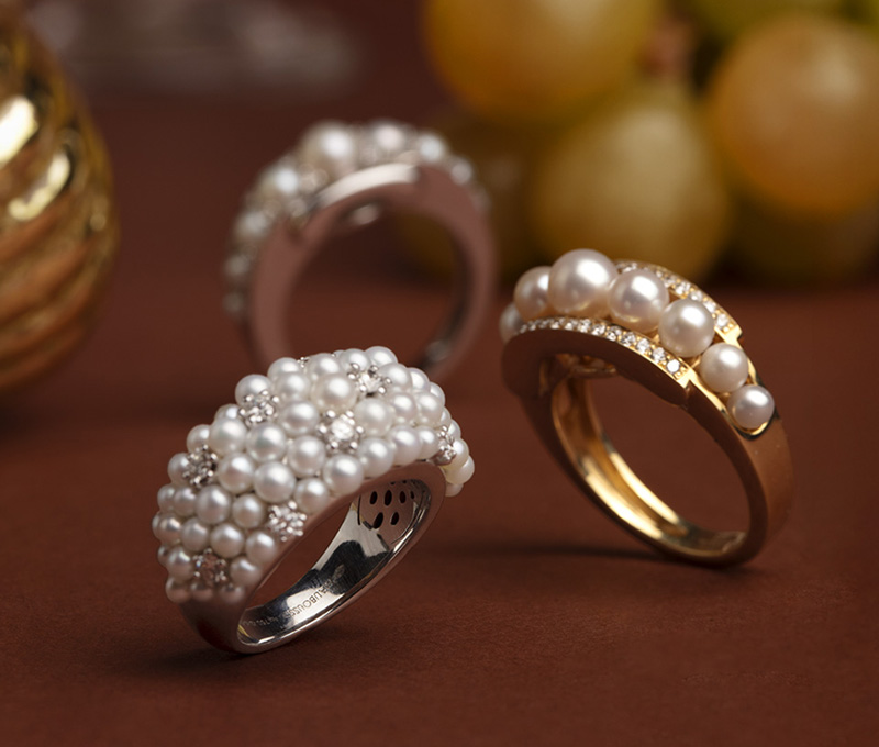 Bagues Mauboussin Une Escapade au Tremezzo scintillantes sous la lumi&egrave;re des bougies, des bagues d'exception en or et perles de culture