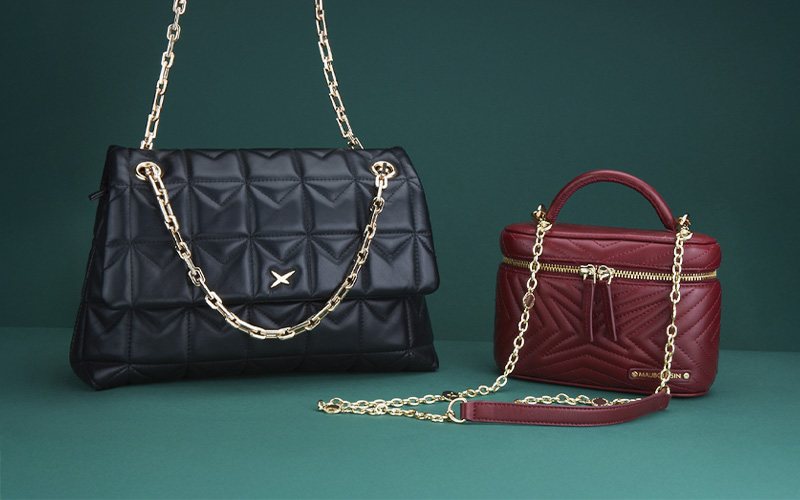 Maroquinerie Mauboussin en cuir : porte-monnaie et portefeuille présentés dans les mains d’une mannequin