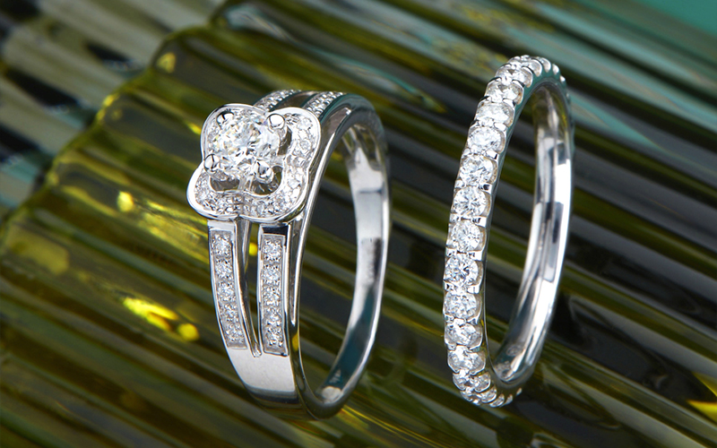 Bijoux de mariage Mauboussin port&eacute;s au doigt : alliances et solitaires en or et diamants