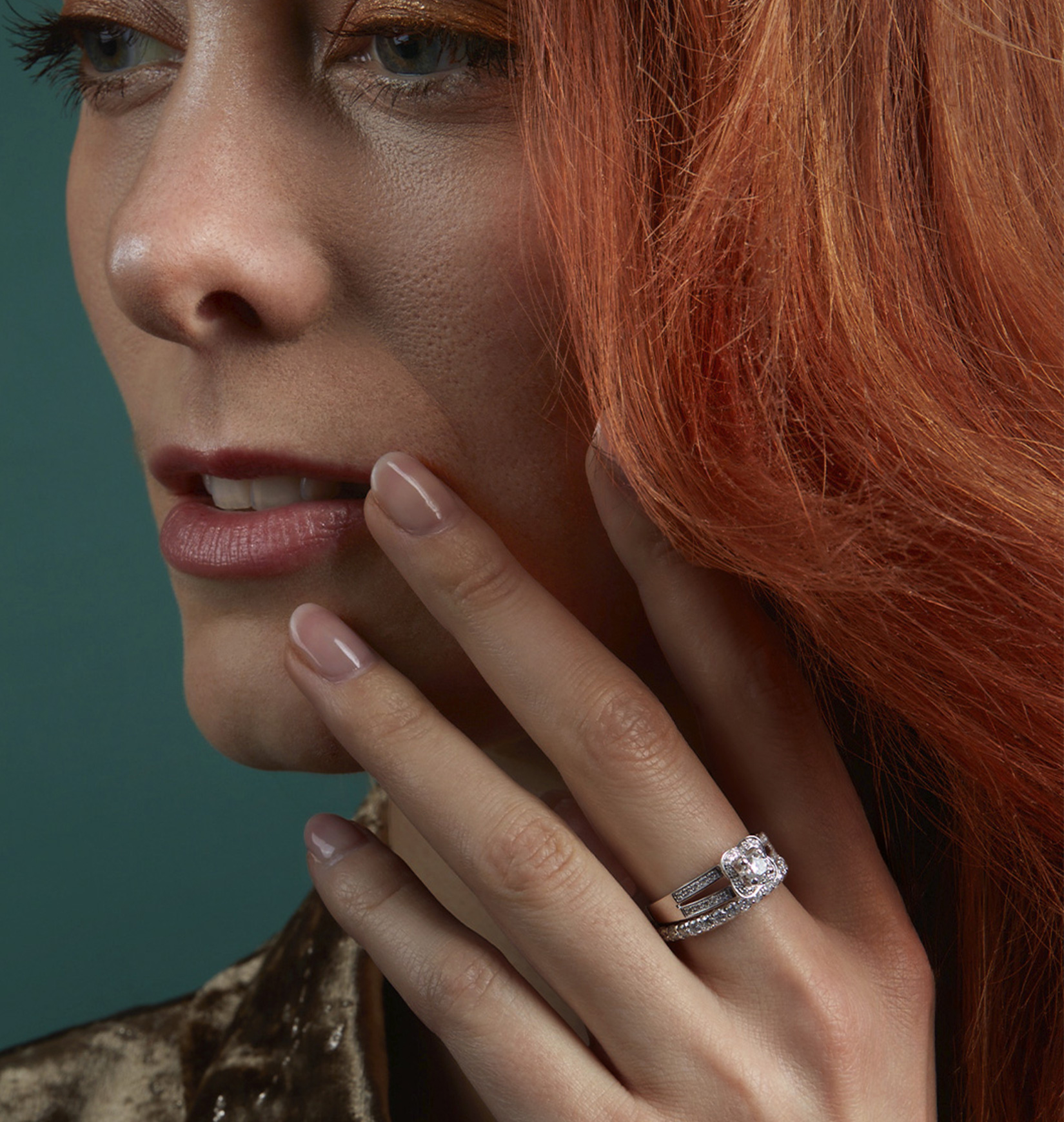 Bague Jolie M&ocirc;me PM en argent 925 et diamants port&eacute;e par une mannequin