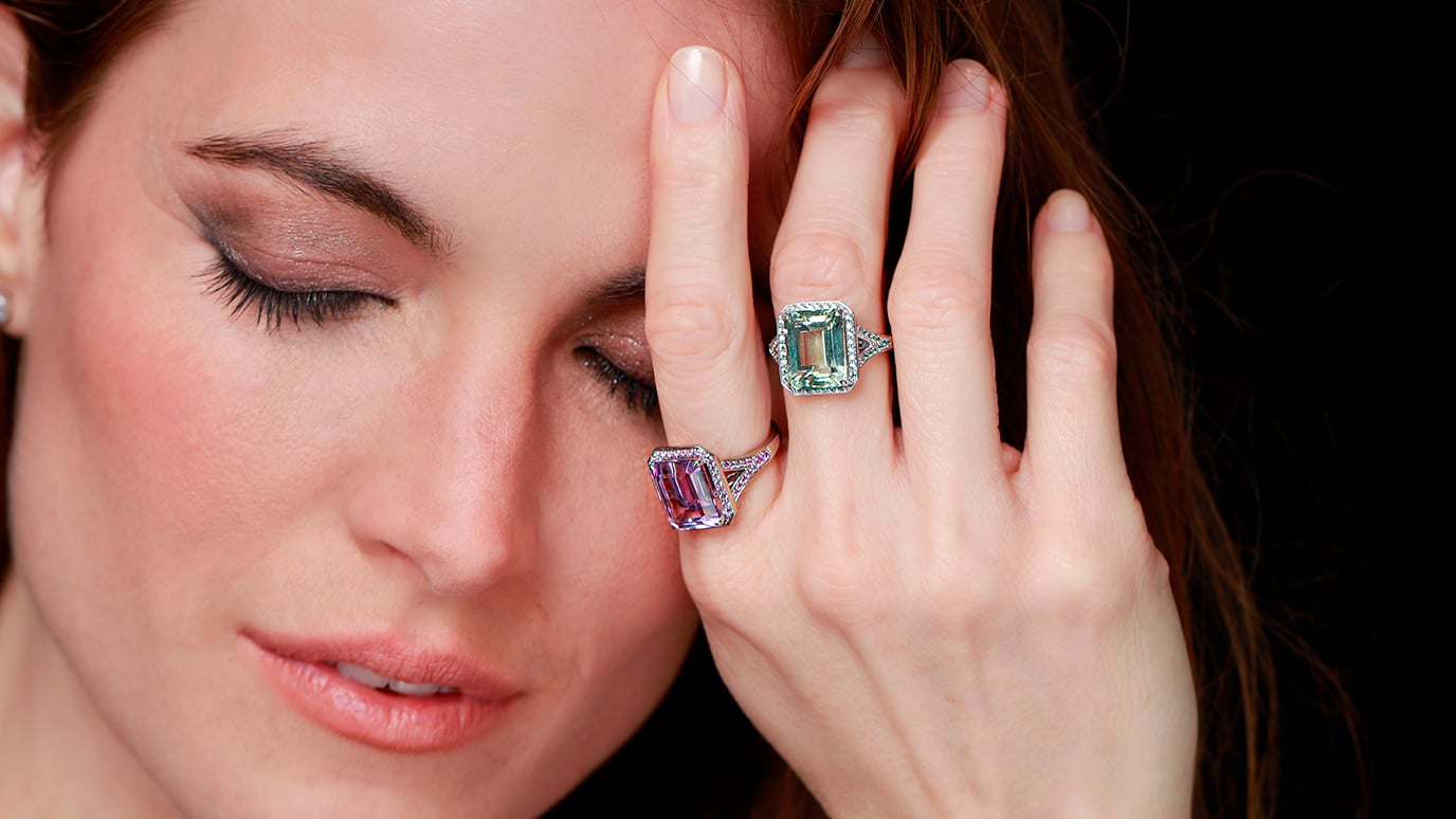 Bague de luxe en or blanc avec &eacute;toile en diamants, port&eacute;e au doigt par une mannequin &ndash; Joaillerie Mauboussin