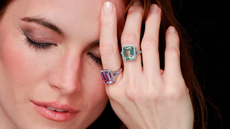 Bague de luxe en or blanc avec &eacute;toile en diamants, port&eacute;e au doigt par une mannequin &ndash; Joaillerie Mauboussin