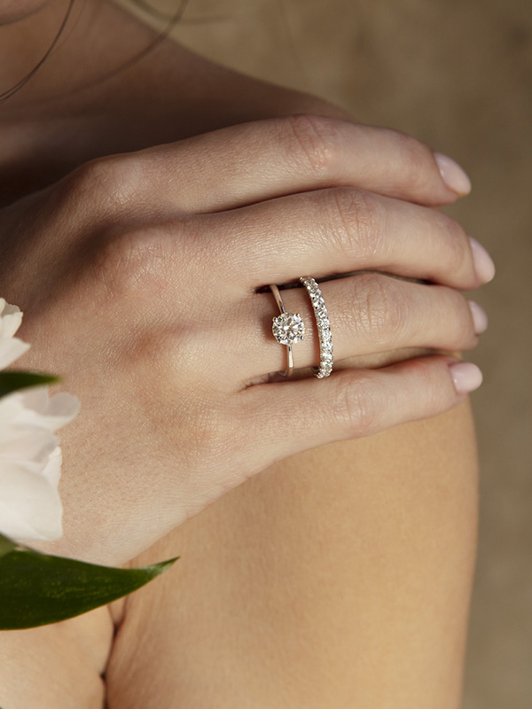 Solitaire Evidence-Paradis diamant 1 carat et alliance diamant 1 carat port&eacute;s par une mannequin