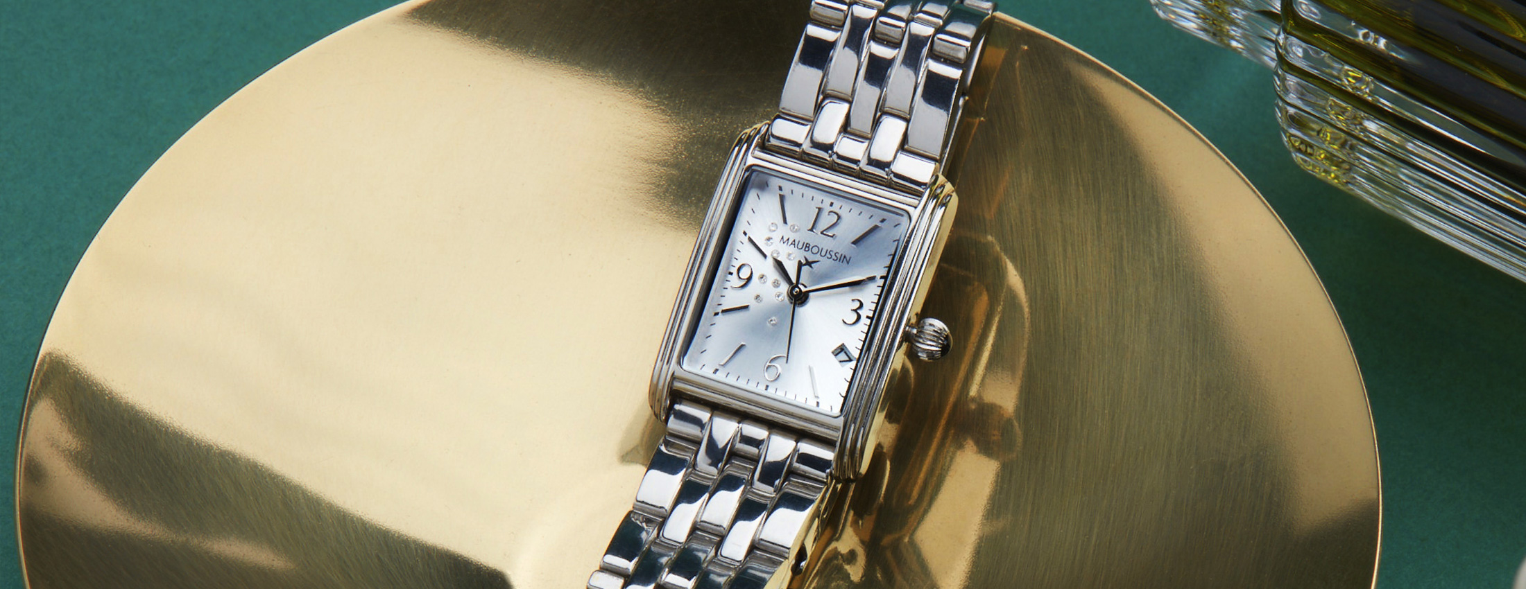 Montre pour femme Mauboussin en acier à cadran carré portée au poignet