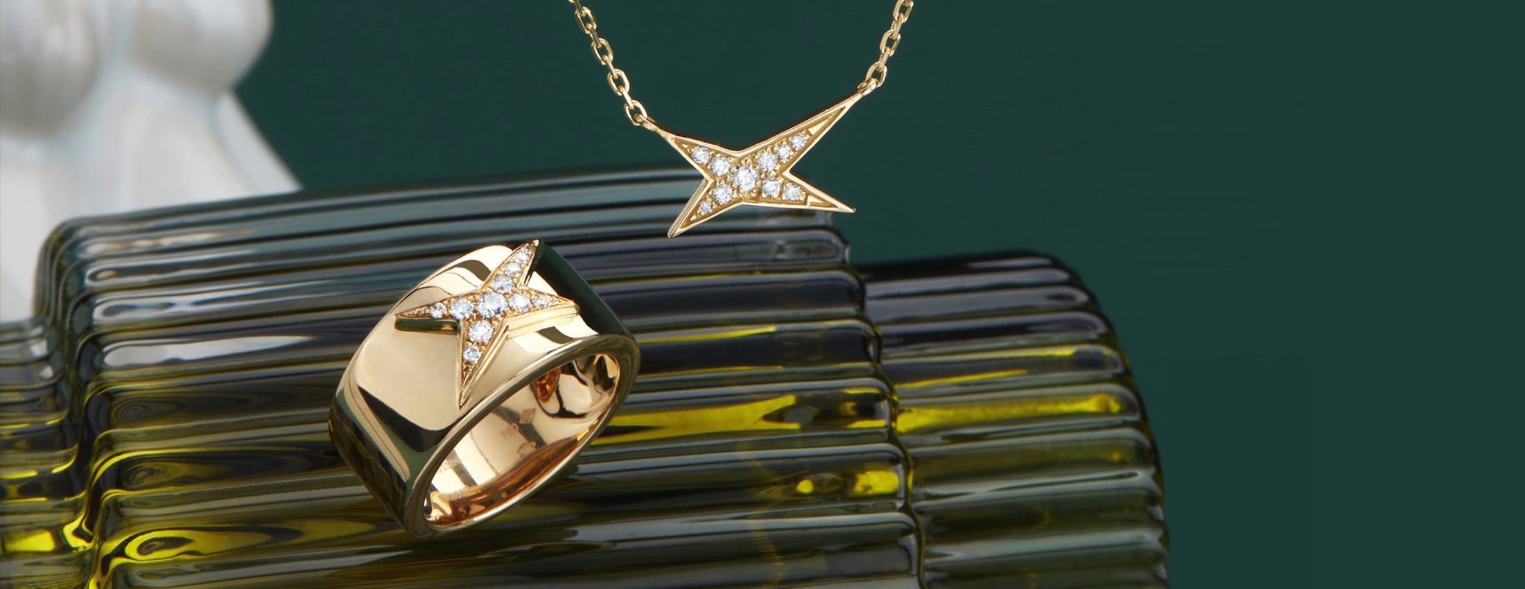 Bague de luxe en or blanc avec &eacute;toile en diamants, port&eacute;e au doigt par une mannequin &ndash; Joaillerie Mauboussin