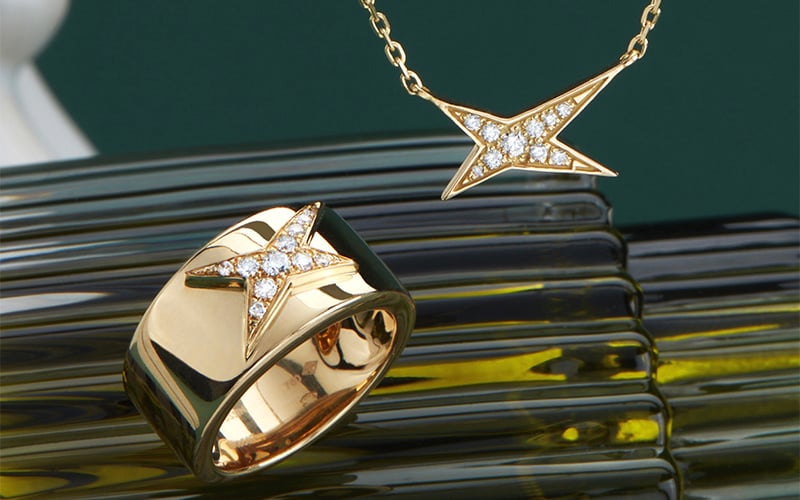 Bague de luxe en or blanc avec &eacute;toile en diamants, port&eacute;e au doigt par une mannequin &ndash; Joaillerie Mauboussin