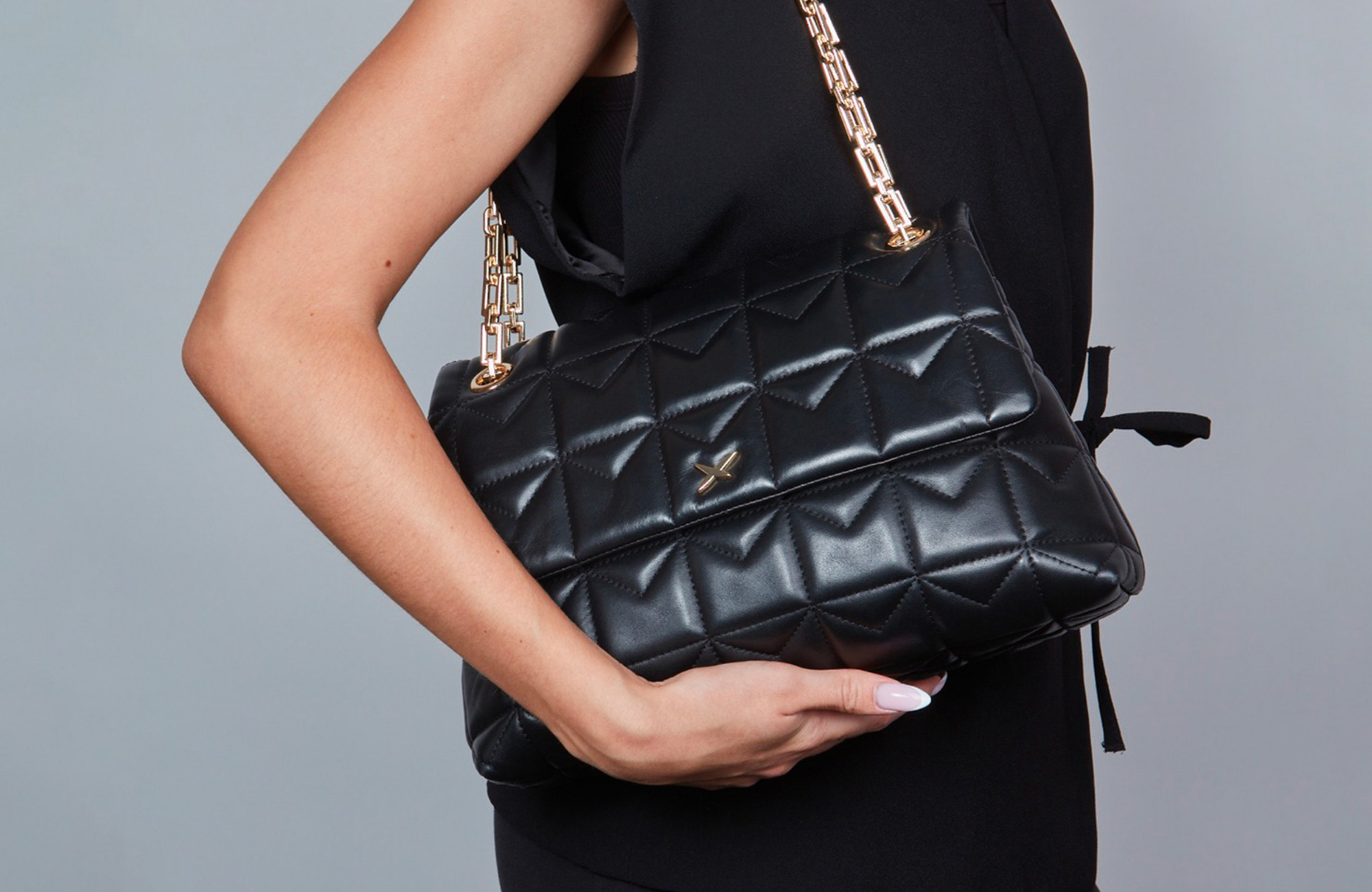 Trois bagues Belle comme le Vent en argent 925 et diamants avec rose de France, améthyste verte et quartz cristal, portée par une mannequin