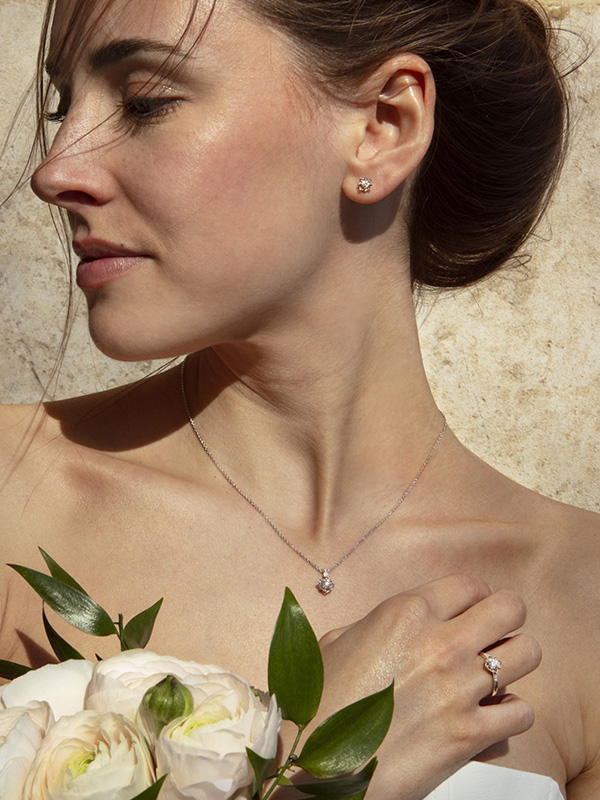 Bague solitaire Ma Reine d'Amour avec un diamant central port&eacute;e sur main de mannequin