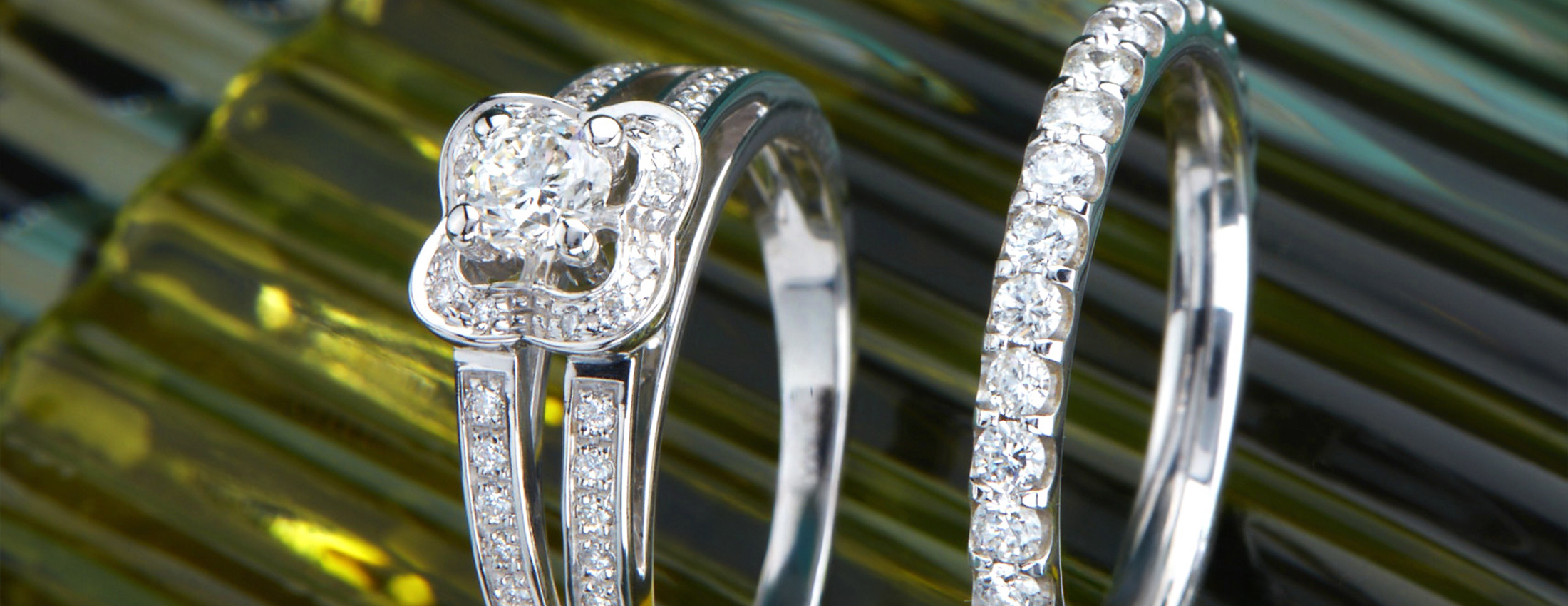 Bijoux de mariage Mauboussin port&eacute;s au doigt : alliances et solitaires en or et diamants