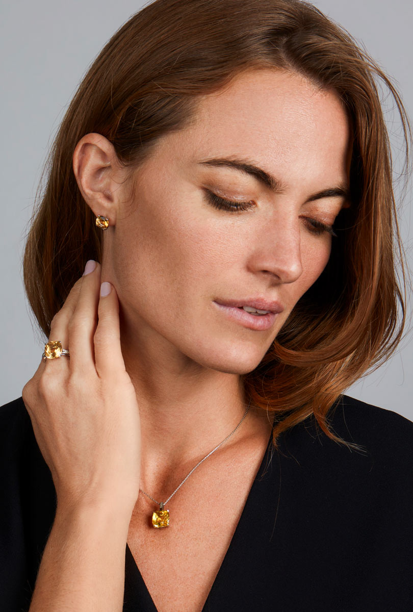 Bague Jolie Môme PM en argent 925 et diamants portée par une mannequin