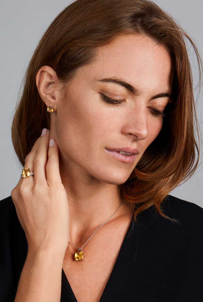 Bague Jolie Môme PM en argent 925 et diamants portée par une mannequin