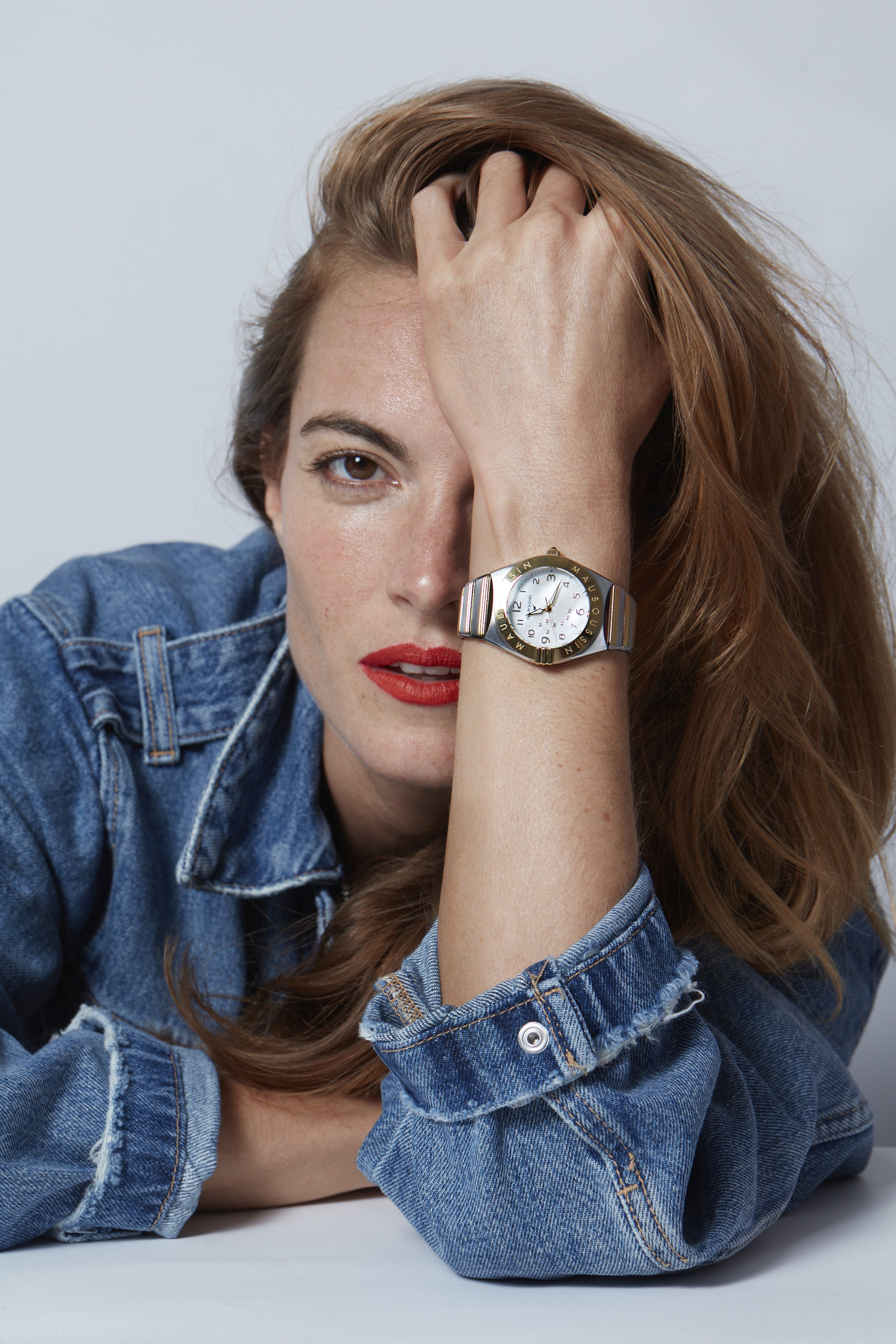 Montre femme Mauboussin 1827 en acier, nacre et diamants portée au poignet d'une mannequin femme
