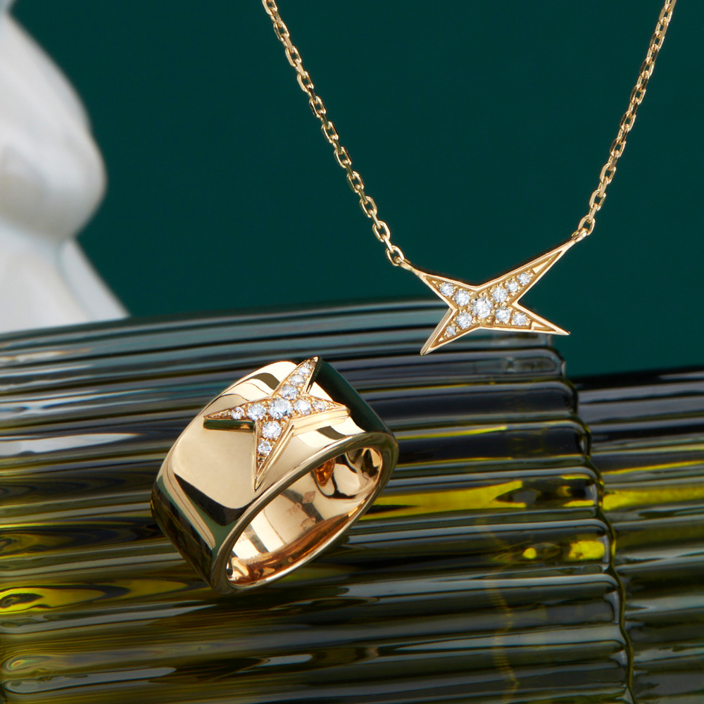 Trois bagues Belle comme le Vent en argent 925 et diamants avec rose de France, améthyste verte et quartz cristal, portée par une mannequin