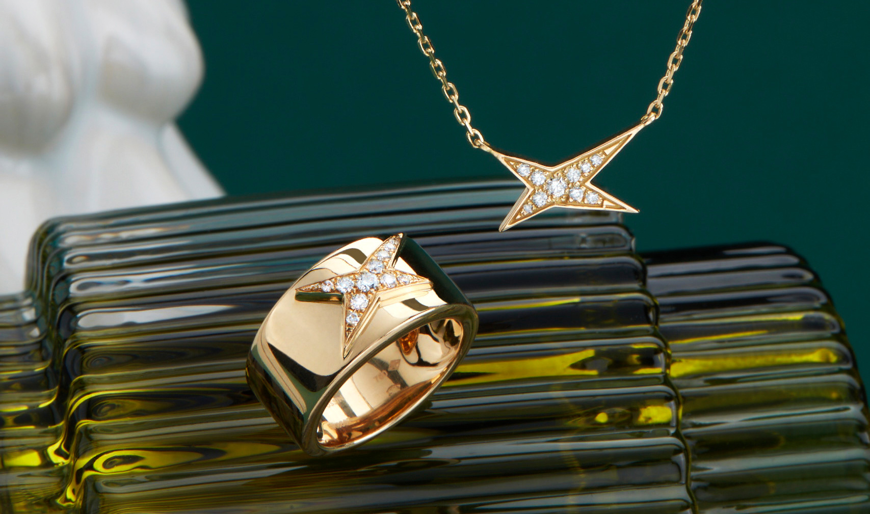 Trois bagues Belle comme le Vent en argent 925 et diamants avec rose de France, améthyste verte et quartz cristal, portée par une mannequin