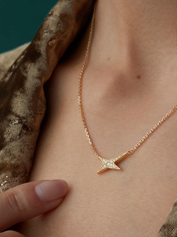 Bagues Émotions en platine avec pierres de couleur portées en accumulation sur une main