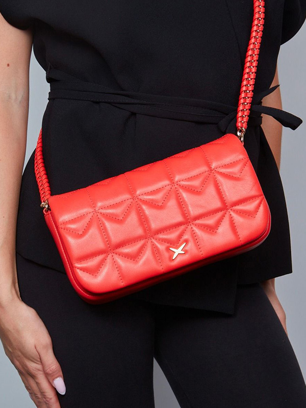 Bagues Émotions en platine avec pierres de couleur portées en accumulation sur une main