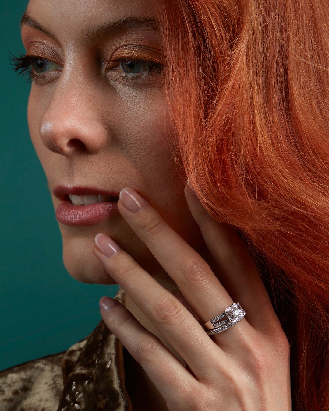 Bague Jolie Môme PM en argent 925 et diamants portée par une mannequin