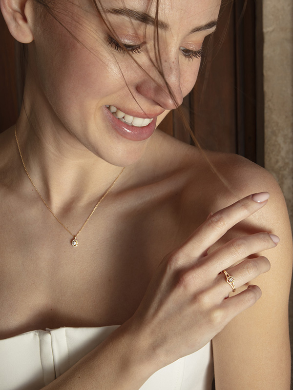 Parure de la collection Vie, Libert&eacute; et Amour, avec le solitaire et le pendentif, port&eacute;s par un mannequin